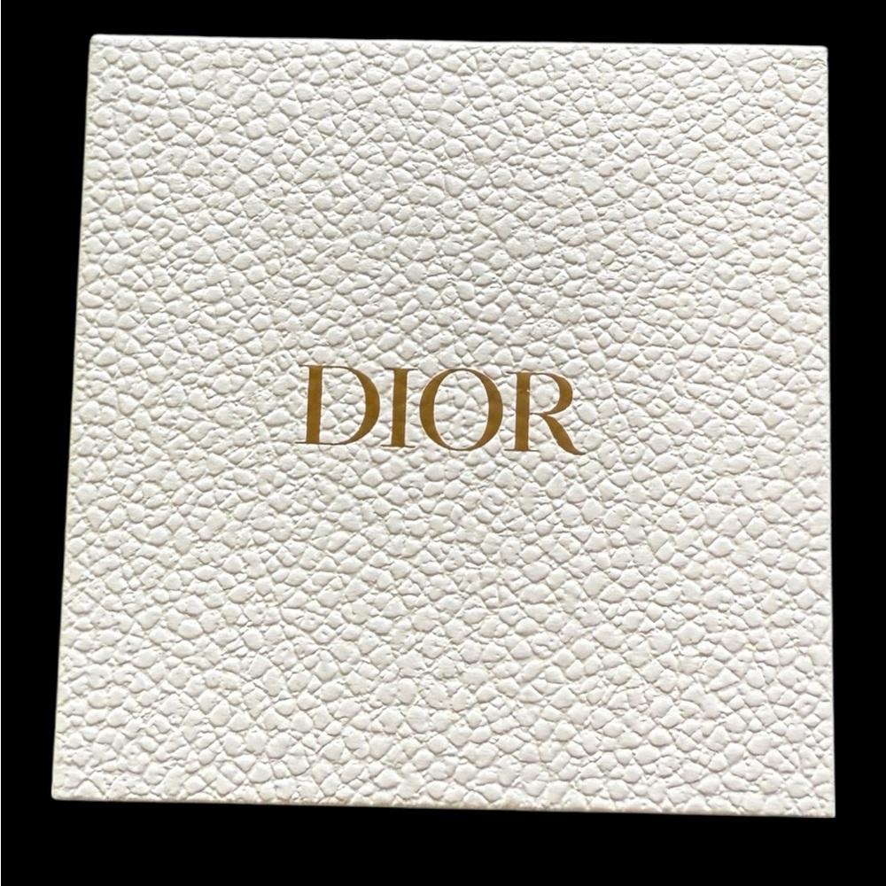 New in Box Dior GWP Stretch Faux Pearl Gold & White Dior Charm Bracelet - Picture 3 of 3